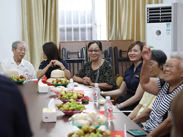 中庭裝飾集團(tuán)丨“情暖中秋，將愛傳承”——走進(jìn)金浦社區(qū)慰問高齡老人